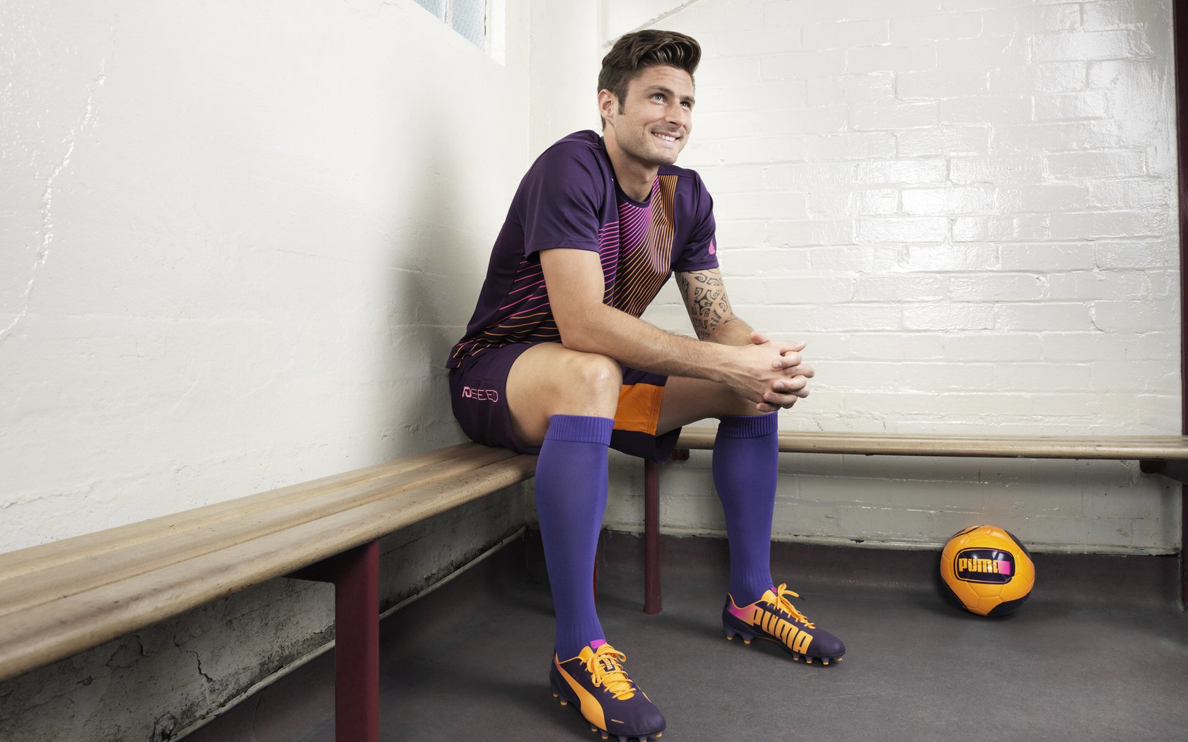 黄蜂防守端表现不俗多次造成对方失误,黄蜂控卫